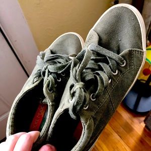 Size 7.5 rocketdog brand shoes.